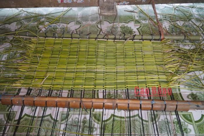 Trên nền đất lạnh, những tấm chiếu mộc mạc lưu giữ ký ức về một thời gian khó.