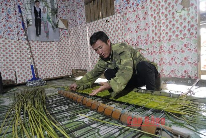Ông Hoàng Xuân Vừ, thế hệ thứ 3 tiếp nối gia đình gìn giữ nghề đan chiếu cói và những giá trị văn hóa cha ông để lại.