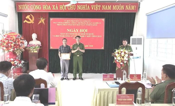 Lãnh đạo Công an tỉnh tặng Giấy khen cho tập thể có thành tích xuất sắc trong phong trào Toàn dân bảo vệ an ninh Tổ quốc.