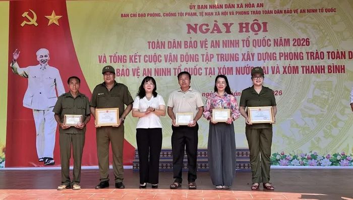 Lãnh đạo xã Hòa An trao Giấy khen của Công an tỉnh tặng cá nhân có thành tích xuất sắc trong thực hiện phong trào "Toàn dân bảo vệ an ninh Tổ quốc" năm 2026.