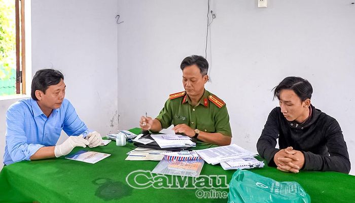 Ngành chức năng kiểm tra, test ma tuý cho ngư phủ, thuyền viên trước khi ra khơi.