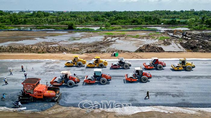 Dự án cải tạo, nâng cấp và mở rộng Cảng Hàng không Cà Mau đang được tập trung đẩy nhanh tiến độ, quyết tâm hoàn thành cuối năm 2026, tạo động lực thúc đẩy tăng trưởng chung của tỉnh trên các lĩnh vực.