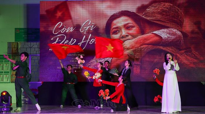  Tiết mục “Còn gì đẹp hơn”, sáng tác Nguyễn Hùng, do Trung tâm Văn hoá tỉnh Cà Mau biểu diễn.