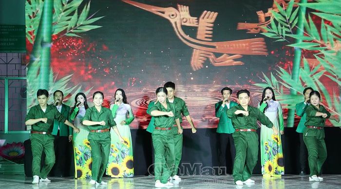 Trung tâm Văn hoá tỉnh biểu diễn ca khúc “Tổ quốc vinh quang”, sáng tác nhạc sĩ Hồ Trọng Tuấn.