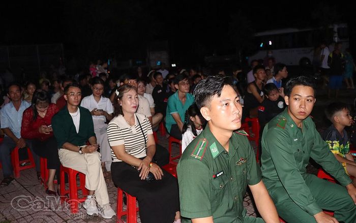  Đông đảo người dân đến thưởng thức chương trình nghệ thuật.