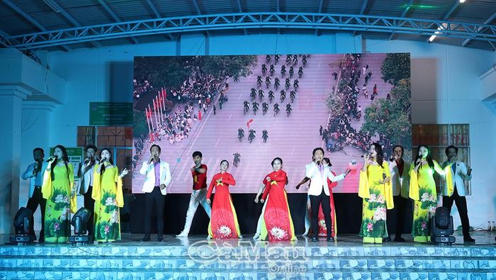 Tiết mục khép lại chương trình nghệ thuật với khí thế sôi nổi, hào hùng.