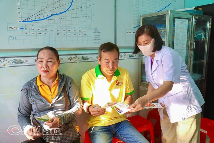 Cán bộ Trạm y tế phường Tân Thành tuyên truyền cho người dân về tầm quan trọng của việc chủ động khám sức khoẻ.