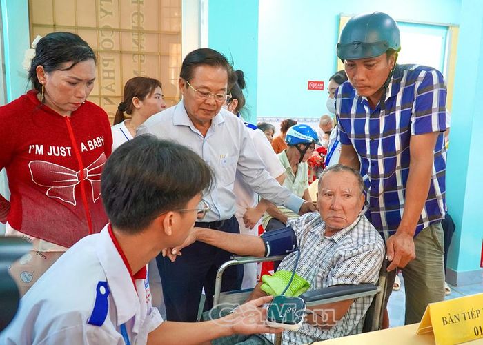  Lãnh đạo Sở Y tế khảo sát việc triển khai khám sức khoẻ cho người dân đợt 3 tại Trạm Y tế xã Đất Mũi.