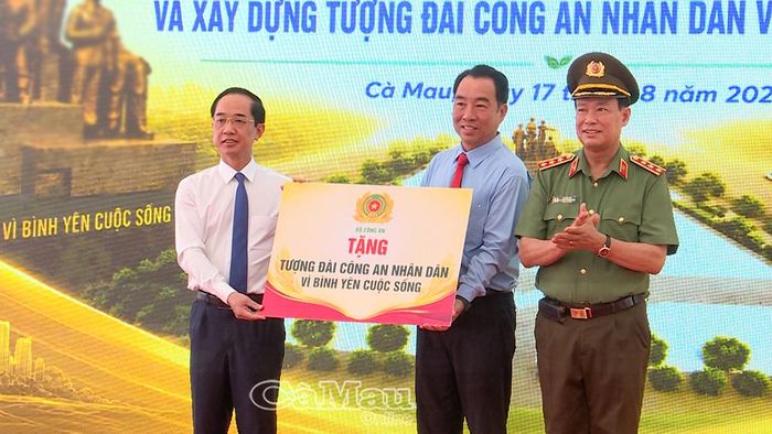  Thượng tướng Lê Tấn Tới, Chủ nhiệm Uỷ ban Quốc phòng, An ninh và Đối ngoại của Quốc hội (bìa phải), trao tượng trưng kinh phí xây dựng tượng đài đến đồng chí Lữ Quang Ngời, Phó Bí thư Tỉnh uỷ, Chủ tịch UBND tỉnh (giữa) và đồng chí Hồ Thanh Thuỷ, Phó Bí thư Tỉnh uỷ, Chủ tịch Uỷ ban Mặt trận Tổ quốc Việt Nam tỉnh Cà Mau.
