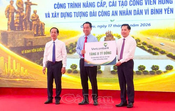 Đại diện Vietcombank trao bảng tượng trưng 8 tỷ đồng cho đồng chí Lữ Quang Ngời, Phó Bí thư Tỉnh uỷ, Chủ tịch UBND tỉnh (giữa) và đồng chí Hồ Thanh Thuỷ, Phó Bí thư Tỉnh uỷ, Chủ tịch Uỷ ban Mặt trận Tổ quốc Việt Nam tỉnh Cà Mau (bìa trái) để thực hiện công trình nâng cấp, cải tạo Công viên Hồng Bàng.