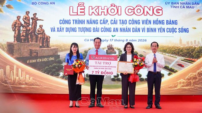 Đồng chí Lữ Quang Ngời, Phó Bí thư Tỉnh uỷ, Chủ tịch UBND tỉnh (thứ 2 từ trái sang), nhận bảng tượng trưng tài trợ 7 tỷ đồng từ đại diện Agribank; đồng chí Hồ Thanh Thuỷ, Phó Bí thư Tỉnh uỷ, Chủ tịch Uỷ ban Mặt trận Tổ quốc Việt Nam tỉnh Cà Mau (bìa phải) trao tặng Bằng khen của Chủ tịch UBND tỉnh và hoa đến đơn vị tài trợ.