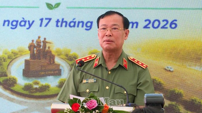  Thượng tướng Lê Tấn Tới, Chủ nhiệm Uỷ ban Quốc phòng, An ninh và Đối ngoại của Quốc hội, phát biểu về ý nghĩa của Tượng đài Công an nhân dân “Vì bình yên cuộc sống”.