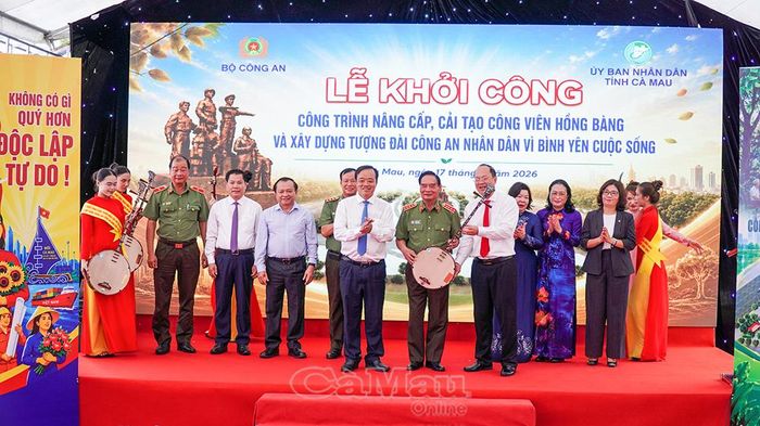 Bí thư Tỉnh uỷ Cà Mau Nguyễn Hồ Hải (bìa phải) và đồng chí Huỳnh Quốc Việt, Phó Bí thư Thường trực Tỉnh uỷ trao tặng cây đờn kìm cho Đại tướng Lê Hồng Anh, nguyên Uỷ viên Bộ Chính trị, nguyên Thường trực Ban Bí thư, nguyên Bộ trưởng Bộ Công an và các đại biểu.