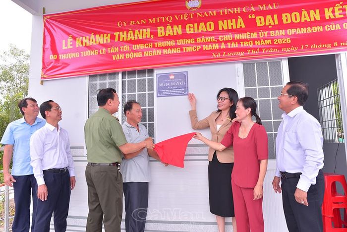  Đoàn thực hiện nghi thức bàn giao nhà Đại đoàn kết cho gia đình ông Nguyễn Phi Lâm.