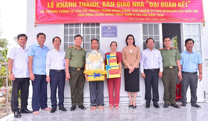 Thượng tướng Lê Tấn Tới cùng đoàn chụp ảnh lưu niệm với gia đình ông Nguyễn Phi Lâm.