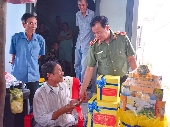 Thượng tướng Lê Tấn Tới trao quà động viên gia đình ông Nguyễn Phước Tươi, hộ cận nghèo tại Khóm 1, Phường Lý Văn Lâm.