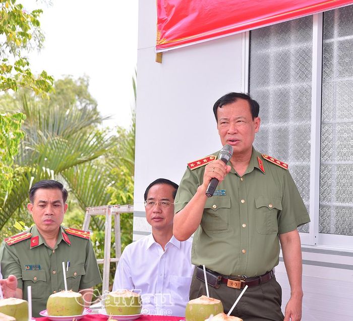  Thượng tướng Lê Tấn Tới mong muốn gia đình có mái nhà vững chắc sẽ an tâm lao động, vươn lên phát triển kinh tế.