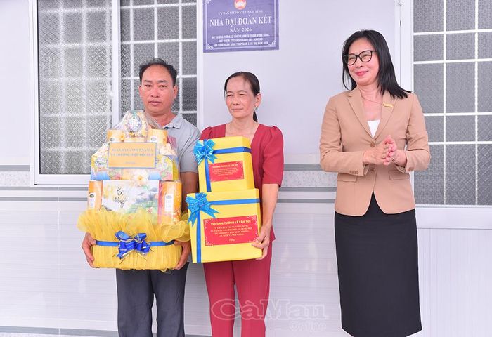 Bà Lâm Kim Khôi, Phó Tổng Giám đốc Ngân hàng TMCP Nam Á, trao quà hỗ trợ gia đình ông Nguyễn Phi Lâm.
