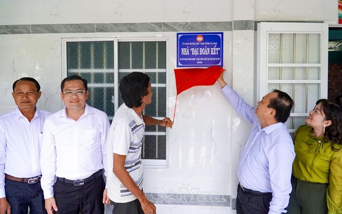  Đồng chí Lê Tấn Cận, Thứ trưởng Bộ Tài chính, cùng đại diện gia đình bà Nguyễn Thị Chi thực hiện nghi thức khánh thành nhà.