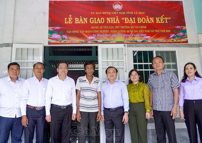  Đồng chí Lê Tấn Cận, Thứ trưởng Bộ Tài chính và đồng chí Ngô Vũ Thăng, Phó Chủ tịch UBND tỉnh cùng đoàn công tác chụp ảnh lưu niệm với gia đình bà Nguyễn Thị Chi.
