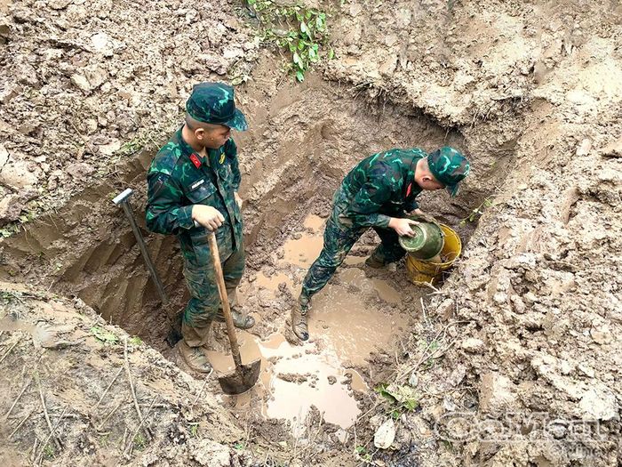Đội tìm kiếm, quy tập hài cốt liệt sĩ tổ chức đào tìm hài cốt liệt sĩ tại xã Đông Hải.