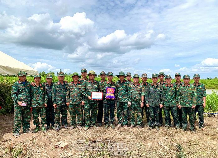 Trung tá Lê Quang Thái, Đội trưởng Đội tìm kiếm, quy tập hài cốt liệt sĩ (lâm thời) Bộ CHQS tỉnh (thứ 7 từ trái sang) và các đồng đội đưa hài cốt liệt sĩ về nơi bảo quản an toàn.