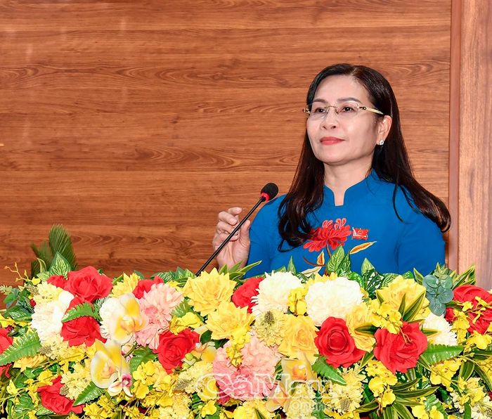  Đồng chí Lê Thị Nhung, Uỷ viên Ban Thường vụ Tỉnh uỷ, Phó Chủ tịch Thường trực HĐND tỉnh, thông qua chương trình kỳ họp.