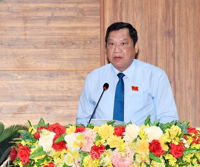  Đồng chí Lâm Văn Bi, Uỷ viên Ban Thường vụ Tỉnh uỷ, Phó Chủ tịch Thường trực UBND tỉnh, thông qua các tờ trình và dự thảo nghị quyết.