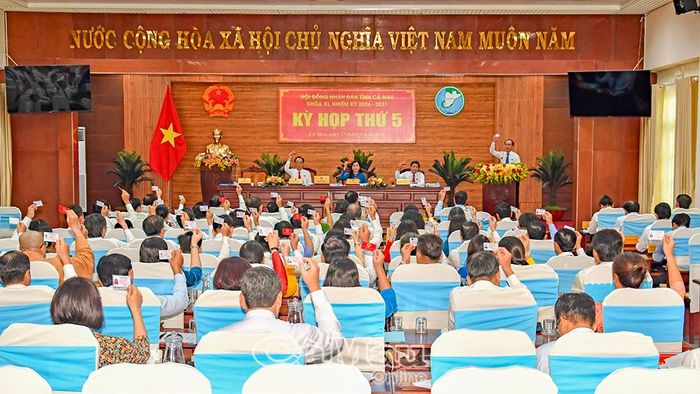 Đại biểu HĐND tỉnh biểu quyết thông qua các nghị quyết.