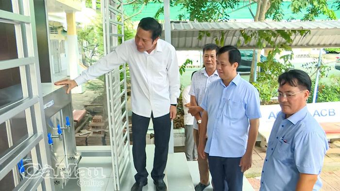 Đồng chí Trưởng Ban Nội chính Tỉnh uỷ kiểm tra máy lọc nước tại Trường Tiểu học Năm Căn.