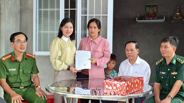 Bà Ngô Yến Nhiên, Chủ tịch Uỷ ban MTTQ Việt Nam phường Hiệp Thành (thứ 2 từ trái sang) trao quyết định bàn giao nhà đại đoàn kết cho hộ ông Thạch Đời (khóm Giồng Giữa).