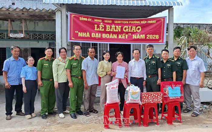 Lãnh đạo địa phương và các đơn vị tặng quà mừng nhà mới tại hộ ông Thạch Đời.
