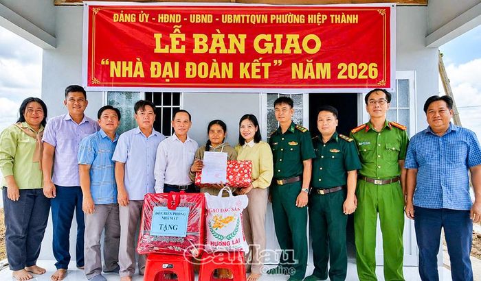 Lãnh đạo địa phương và các đơn vị tặng quà mừng nhà mới tại hộ chị Thạch Thị Đa.