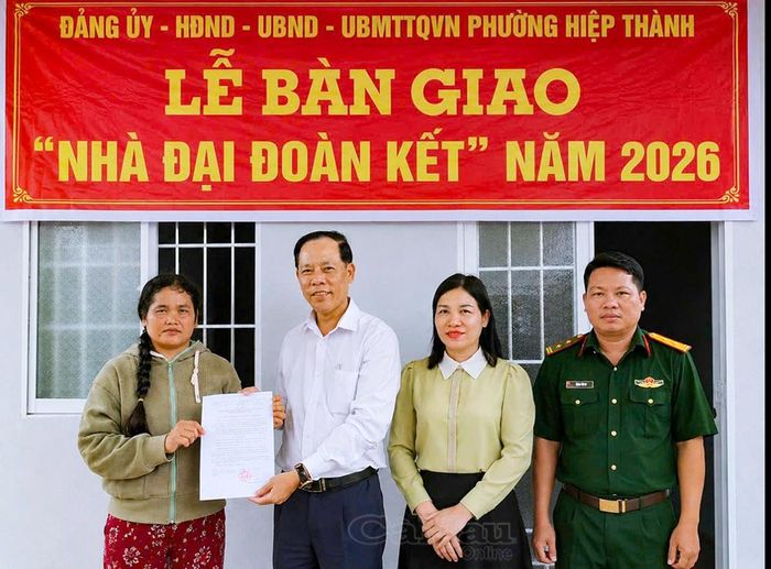 Phó Bí thư Thường trực Đảng uỷ phường Hiệp Thành Phan Thanh Vũ (thứ 2 từ trái sang) trao quyết định bàn giao nhà Đại đoàn kết cho hộ chị Thạch Thị Đa (khóm Đầu Lộ).