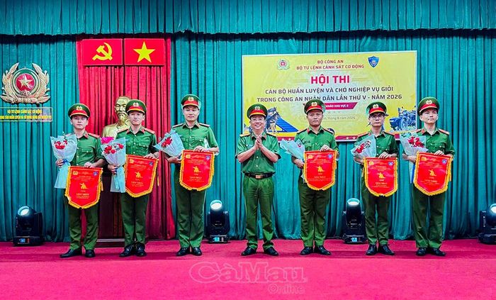 Trung uý Lê Văn Cưỡng, phòng Cảnh sát cơ động Công an tỉnh Cà Mau (thứ 3 từ phải sang) xuất sắc đoạt giải Nhất nội dung Truy tìm dấu vết mùi hơi người.