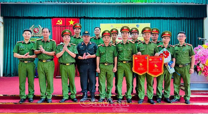 Đội thi Công an tỉnh Cà Mau chụp ảnh lưu niệm cùng Ban tổ chức hội thi.