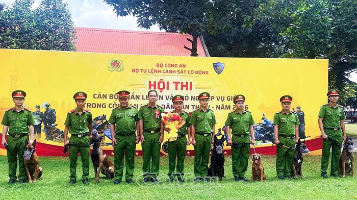 Đội tuyển Công an tỉnh Cà Mau do Thượng tá Giang Minh Thạnh, Phó Trưởng phòng Cảnh sát cơ động (thứ 4 từ trái sang) làm Trưởng đoàn,