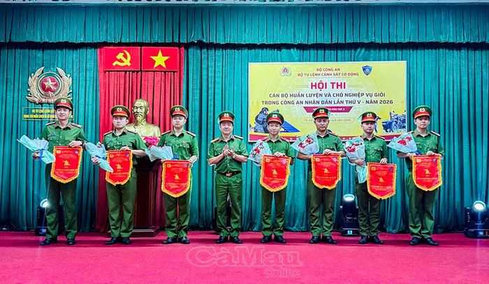 Thượng sĩ Lê Hoàng Gia Huy, phòng Cảnh sát cơ động Công an tỉnh Cà Mau (bìa trái) đoạt giải Khuyến khích nội dung Truy tìm dấu vết mùi hơi người.