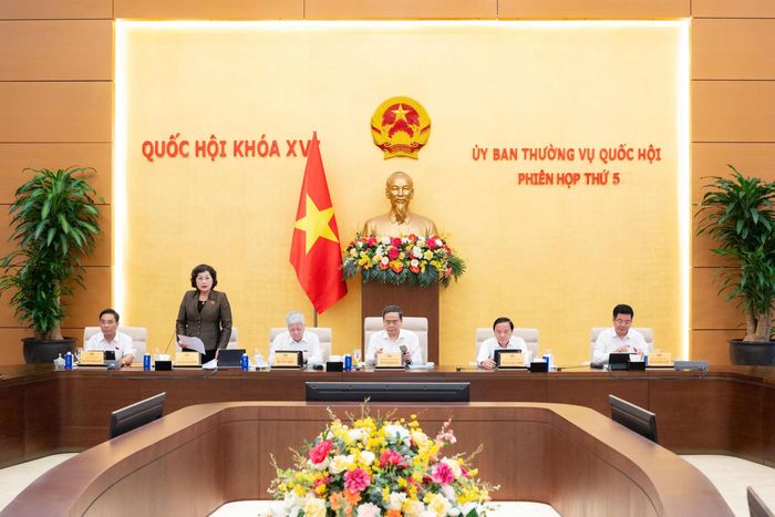 Phó Chủ tịch Quốc hội Nguyễn Thị Hồng điều hành Phiên họp. Ảnh: VPQH