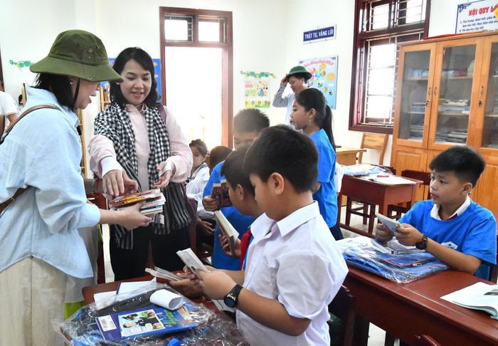 Hơn 2/3 số người từ 15 tuổi trở lên ở Việt Nam có trình độ học vấn từ THCS trở lên. Ảnh: PHÚC KHANG