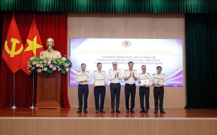 Lãnh đạo KTNN  trao thưởng cho các tập thể đạt kết quả nổi bật trong phong trào "Bình dân học vụ số".