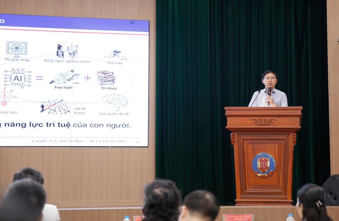 TS. Đinh Viết Sang - Phó Hiệu trưởng Trường CNTT&TT chia sẻ tại hội nghị.