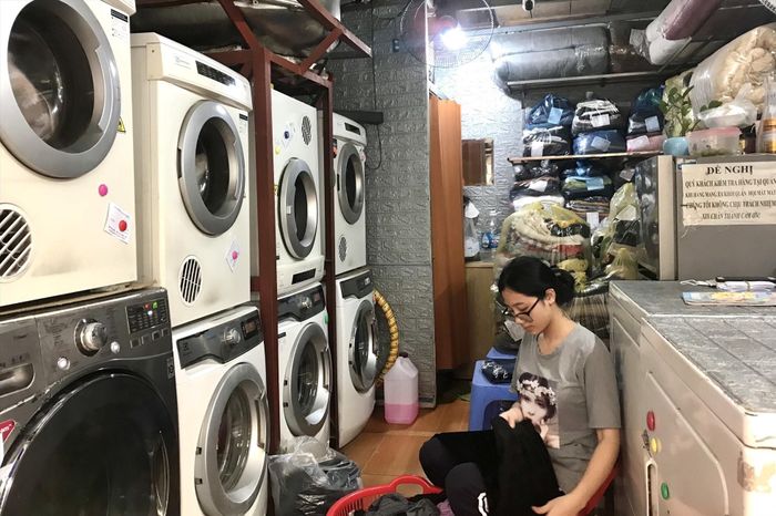 Khi lồng giặt chứa quá nhiều đồ, máy có thể khó cân bằng khi quay, đặc biệt ở giai đoạn vắt. Ảnh minh họa.