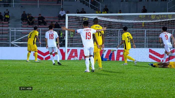 Faris Danish phản lưới nhà Malaysia sau đường chuyền của Quang Hải
