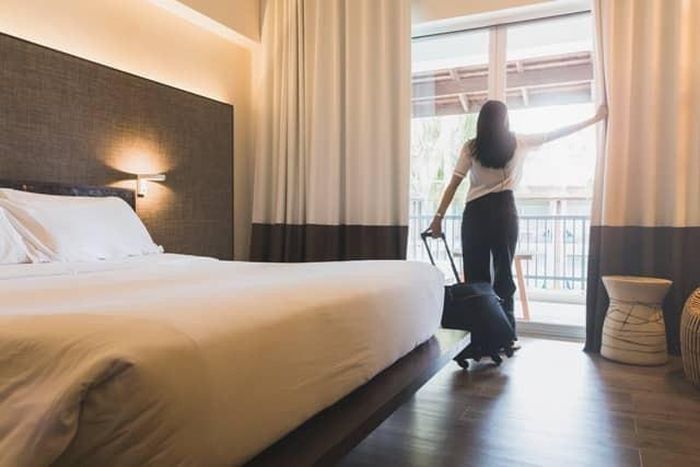 Cẩn thận với việc đặt vali trong nhà tắm. Ảnh minh họa.
