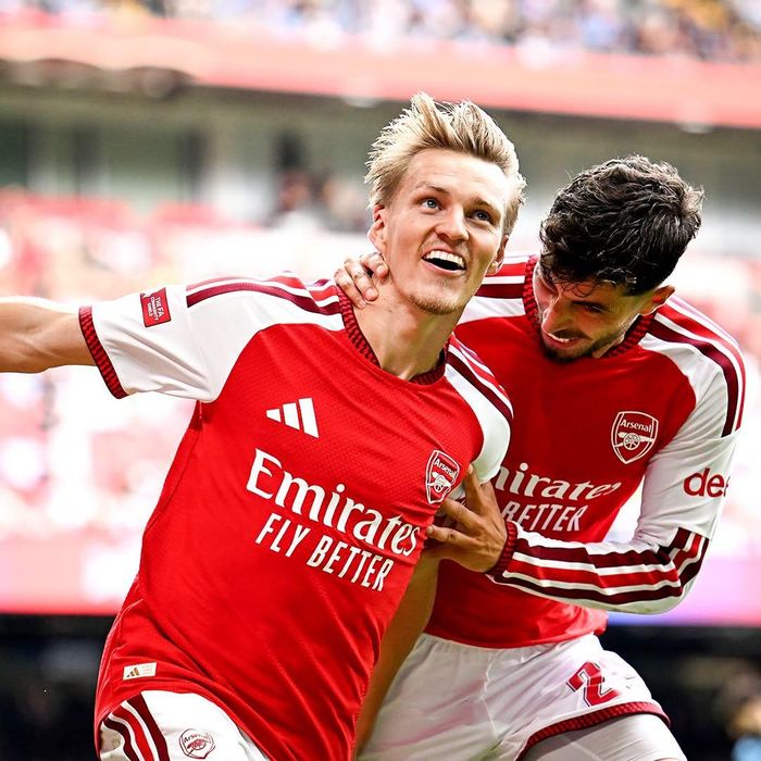 Đội trưởng Martin Ødegaard ghi bàn thắng thứ ba khép lại mọi hy vọng của Manchester City