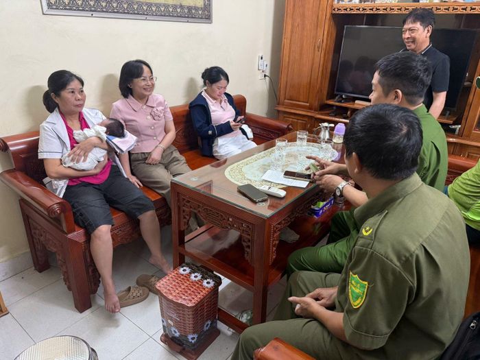 Công an xã, Phòng văn hóa làm việc, bàn giao cháu bé cho gia đình anh C. chăm sóc. Ảnh: CA.