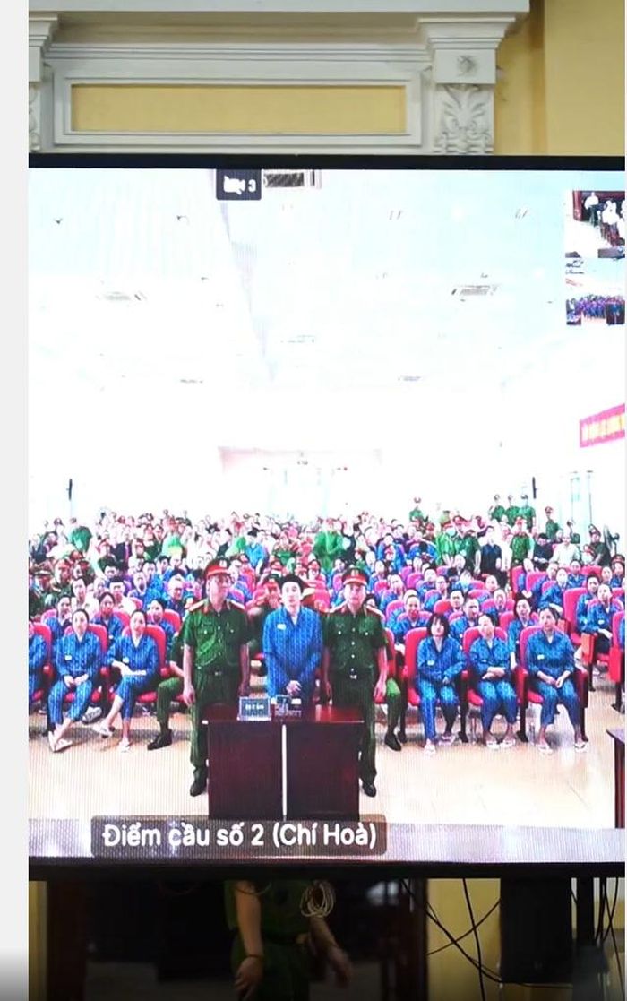 Ca sĩ Chi Dân tại tòa.