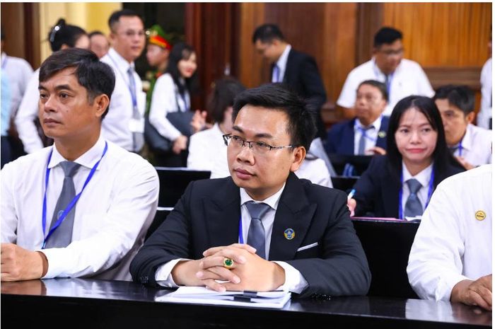 Các luật sư được bố trí vị trí tại điểm cầu chính trước giờ Hội đồng xét xử làm thủ tục khai mạc phiên tòa (Ảnh: Viết Thanh). ↵