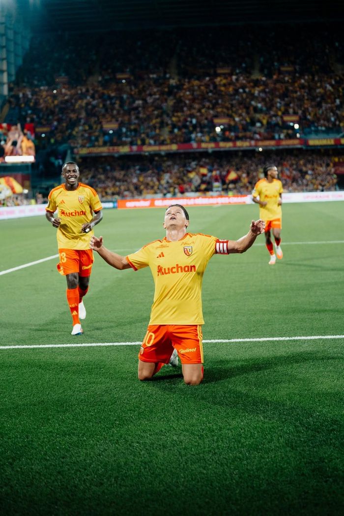 Florian Thauvin ghi bàn thắng vàng mang về chiếc cúp vô địch lịch sử cho Lens